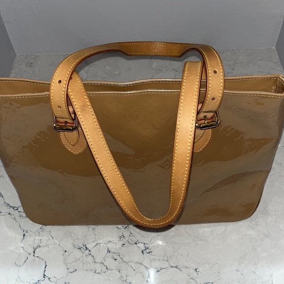Louis Vuitton Brentwood Noisette patent leather tote bag in good condition. - Picture 3 of 12